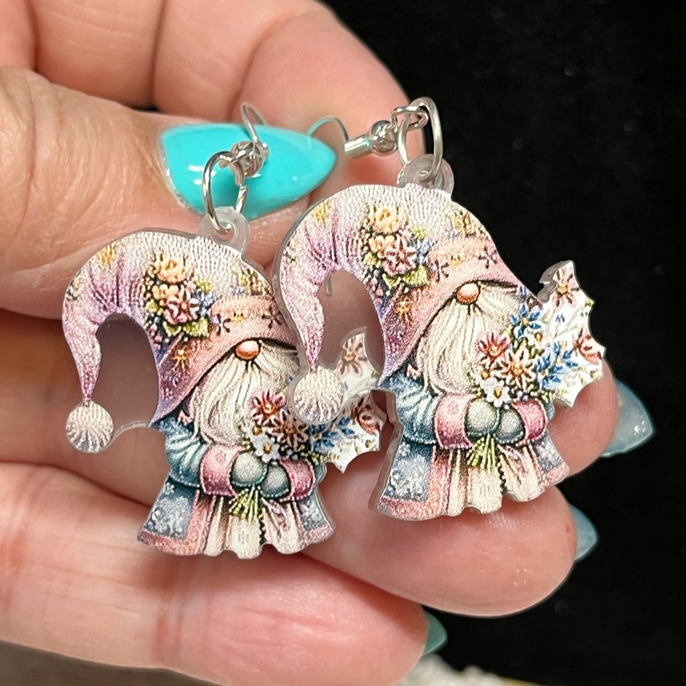 2/20🍀Adorable gnome earrings in acrylic with French wire hooks🍀